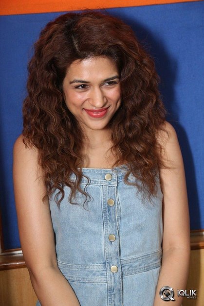 Shraddha-Das-at-Guntur-Talkies-Movie-Promotions